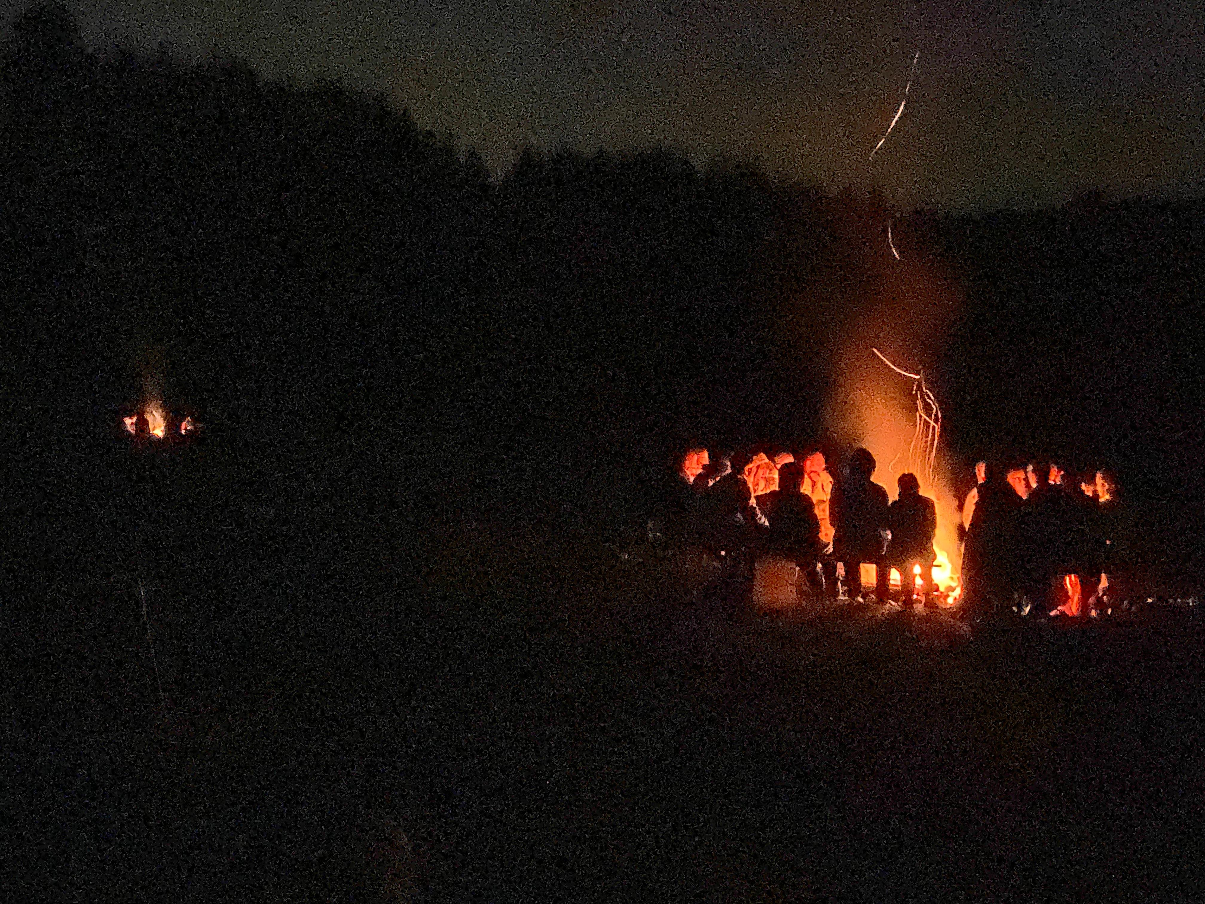 Feu de camp de nuit